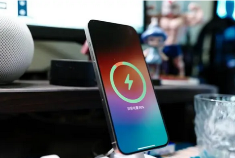 潮阳苹果15换屏服务分享用什么充电器给iPhone15充电更好 
